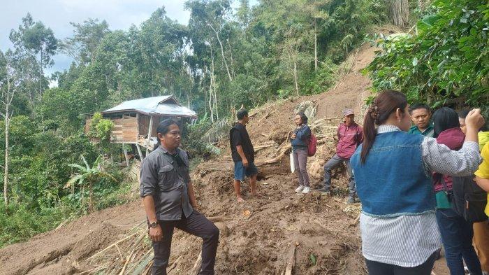 Penampakan titik longsor di lingkungan Palangka, Kelurahan Manggau, Kecamatan Makale, Tana Toraja, Sulawesi Selatan, Selasa (16/4/2024) siang.