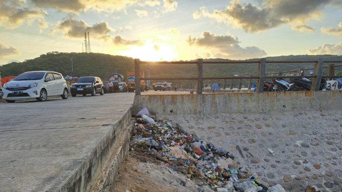 Penampakan sampah menumpuk di area pelabuhan Bira, Bulukumba.