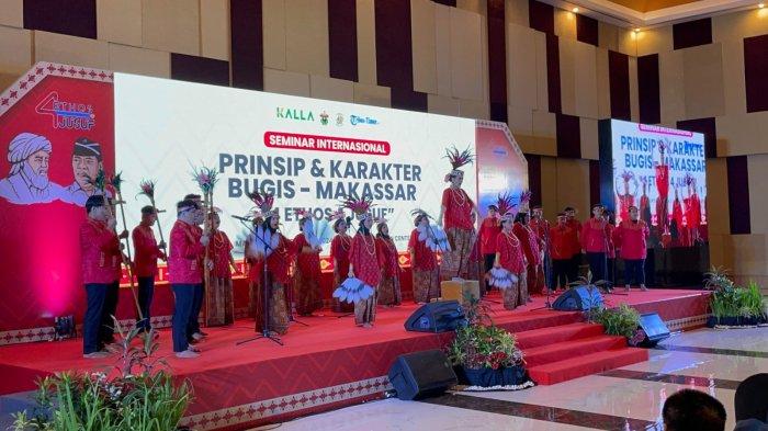 Penampilan Paduan Suara Mahasiswa Unhas dalam Seminar Internasional