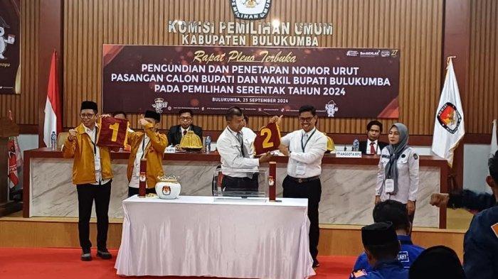 Pencabutan nomor urut pasangan Calon Bupati dan Wakil Bupati Bulukumba di Kantor KPU Bulukumba, Jl Jend Sudirman, Kecamatan Ujung Bulu, Kabupaten Bulukumba, Sulawesi Selatan, Senin (23/9/2025).Jamaluddin Syamsir-Tomy Satria Yulianto dapat nomor urut 1 dan Andi Muchtar Ali Yusuf-Andi Edy Manaf nomor 2.