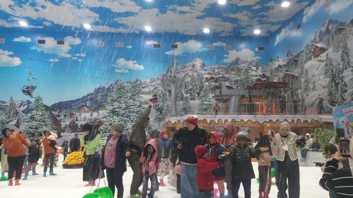 Pengunjung menikmati dinginnya hujan salju di area Trans Snow World, Makassar, Sabtu (10/2/2024). Memeriahkan Imlek, ada diskon spesial weekend.