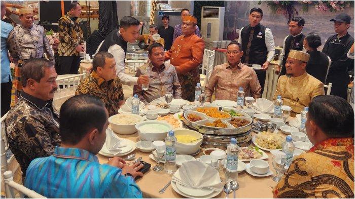 Pengusaha Andi Syamsuddin Arsyad atau Haji Isam (duduk, ketiga dari kanan) saat menghadiri pernikahan putra Menteri Pertanian Andi Amran Sulaiman, Andi Amar Maruf Sulaiman dengan Ihsani Nurul Izzah di Hotel Claro, Makassar, Sulsel, Sabtu (24/2/2024). Tampak dia semeja dengan Panglima TNI Agus Subiyanto, Wakil Menteri Pertahanan Letjen TNI (Purn) Muhammad Herindra, Wakapolri Komjen Pol Agus Andrianto, Kapolda Sulsel Irjen Pol Andi Rian R Djajadi, Pangdam XIV/Hasanuddin Mayjen TNI Bobby Rinal Makmun, dan mantan Gubernur Sulsel Andi Sudirman Sulaiman.