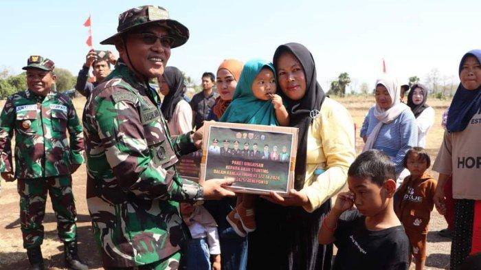 Penyerahan bantuan oleh Dandim 1425 Jeneponto Letkol Inf Muhammad Amin. Sebanyak 30 keluarga stunting terima paket saat pembukaan TMMD ke-122 Kodim 1425 Jeneponto di Desa Tuju Kecamatan Bangkala Barat, Kabupaten Jeneponto, Rabu (2/10/2024).