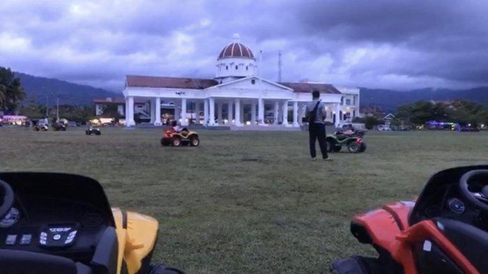 Penyewaan mobil mainan di Lapangan Pancasila Palopo ramai selama libur lebaran.