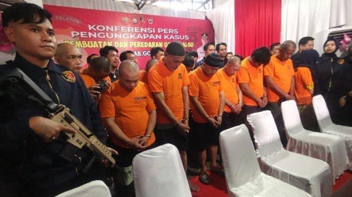 Tampang pelaku sindikat uang palsu UIN Alauddin. Sebanyak 17 pelaku ditangkap kasus uang palsu UIN Alauddin.