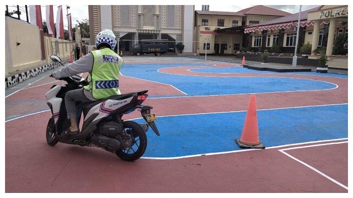 Polres Sidrap resmi terapkan materi ujian praktik Surat Izin Mengemudi (SIM) C dengan menggunakan lintasan terbaru dengan model menyerupai Huruf S, Kamis (10/8/2023).Â