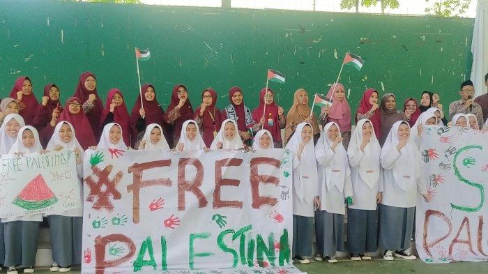 Pondok Pesantren Puteri Ummul Mukminin 'Aisyiyah Wilayah Sulsel turut menggelar aksi damai serentak bela Palestina dan kutuk Israel.