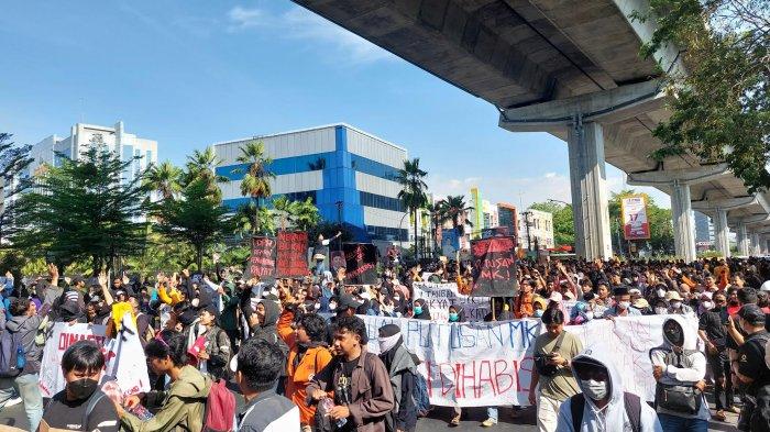 Potret Mahasiswa Universitas Negeri Makassar (UNM) turun ke jalan demo tolak UU Pilkada di Flyover, Makassar, Sulsel, Kamis (22/8/2024)