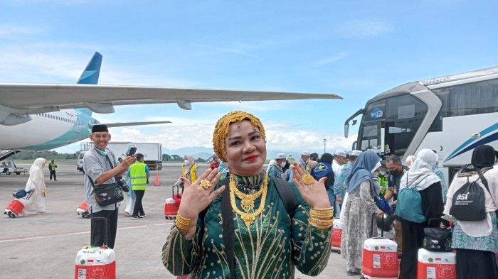 Potret jemaah haji asal Makassar Suarnati Dg Kanang. Jemaah haji tampil nyentrik berbalur emas saat turun dari tangga pesawat, Rabu (5/7/2023).
