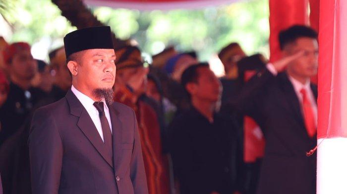 Potret mantan Gubernur Sulsel Andi Sudirman Sulaiman hadir di Rumah Jabatan (Rujab) Gubernur, Jl Sungai Tangka saat Upacara Kemerdekaan Hari Ulang Tahun (HUT) ke-79 RI, Sabtu (17/8/2024).