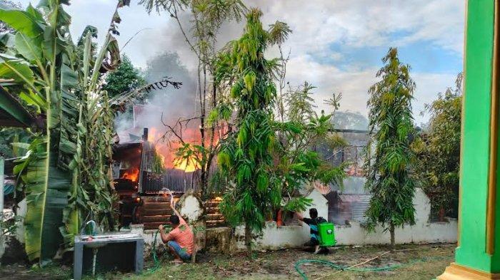 Potret rumah panggung ludes dilalap api di Dusun Panrenge, Desa Siawung, Kabupaten Barru, Sulsel, Sabtu (29/6/2024).