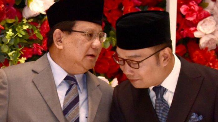 Prabowo Subianto berbisik ke Ridwan Kamil.