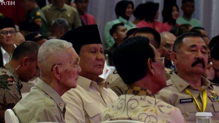 PRABOWO dan SUTRISNO-Presiden RI Prabowo Subianto menghadiri acara Halalbihalal Presiden RI bersama Purnawirawan TNI AD dan Keluarga Besar TNI-Polri pada di Balai Kartini, Jakarta, Selasa (6/5/2025). Presiden Prabowo tampak duduk satu meja dengan Wakil Presiden ke-6 RI, Try Sutrisno