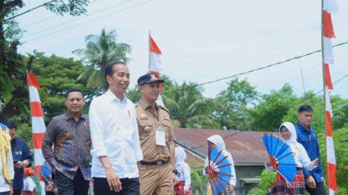 Presiden Jokowi disambut murid SD di Desa Panaikang, Kecamatan Minasatene, Kabupaten Pangkep, Sulawesi Selatan, Kamis (22/2/2024).