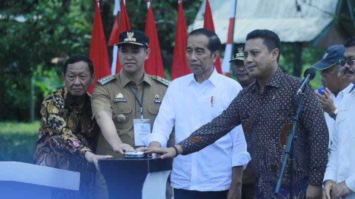 Presiden RI, Joko Widodo (Jokowi) meresmikan Inpres Jalan Daerah (IJD) di di Desa Panaikang, Kecamatan Minasatene, Kabupaten Pangkep, Sulawesi Selatan, Kamis (22/2/2024).