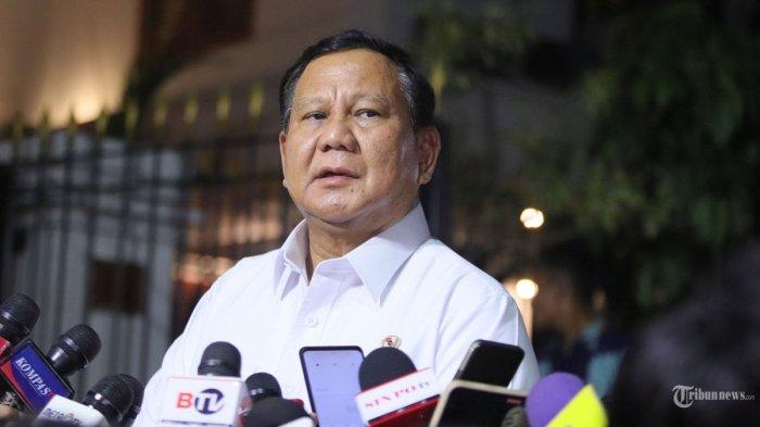 Presiden Terpilih Prabowo Subianto memberikan keterangan pers di kediamannya Jalan Kertanegara, Jakarta Selatan, Senin (14/10/2024). Pada kesempatan tersebut ada 49 orang yang menghadap Prabowo, mulai siang hingga malam hari. Beberapa diantaranya adalah wajah-wajah lama yang merupakan menteri di kabinet Presiden Joko Widodo dan Wakil Presiden Ma'ruf Amin. Ada juga tokoh dan politisi partai. Tribunnews/Jeprima (Tribunnews/Jeprima)