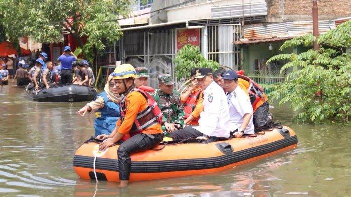 BANJIR ANTANG- Pj Gubernur Sulawesi Selatan, Prof Fadjry Djufry naik perahu cek kondisi banjir di Perumnas Antang, Makassar, Rabu (12/2/2025). BMKG Memprediksi hujan lebat bergeser ke Sulsel bagian utara.