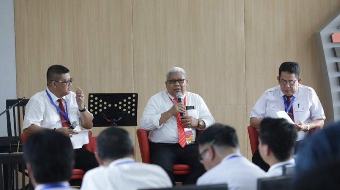 Rektor UNM, Prof Karta Jayadi bersama Ketua Panitia Penerimaan Mahasiswa Baru Prof Suwardi Annas menjelaskan pendaftar jalur mandiri Universitas Negeri Makassar di hadapan wartawan di gedung Pinisi Lantai 17 UNM, Jl Ap Pettarani, Makassar, Selasa (7/2/2024).