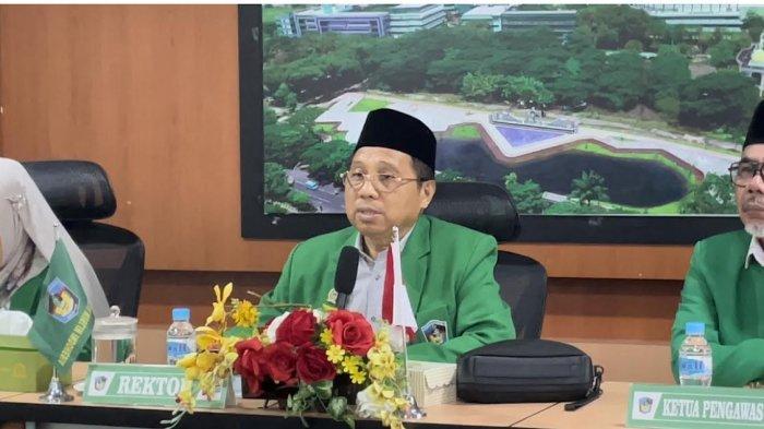 Rektor UMI Makassar, Prof Sufirman Rahman saat menjelaskan persoalan videotron di Menara UMI, Jl Urip Sumoharjo, Makassar, Rabu (25/9/2024).