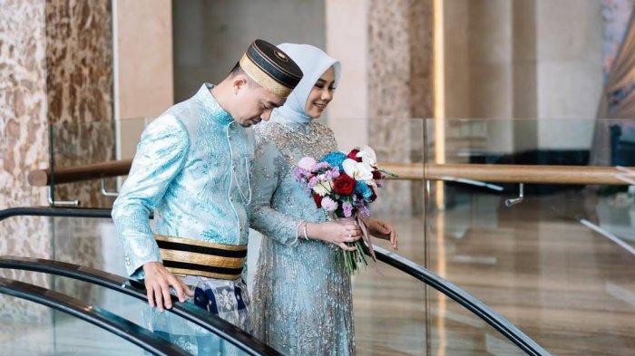 KEPONAKAN AMRAN SULAIMAN-Putra mantan Bupati Majene Fahmi Massiara, Muh Luth Perkasa Fahmi melamar Andi Sri Wisdayanti Sumardi Sulaiman di Hotel Claro, Jl AP Pettarani, Makassar, Sabtu (5/4/2025).
Andi Andi Sri Wisdayanti adalah putri dari Andi Sumardi Sulaiman, kakak dari Gubernur Sulsel Andi Sudirman Sulaiman dan Mentan RI Andi Amran Sulaiman.