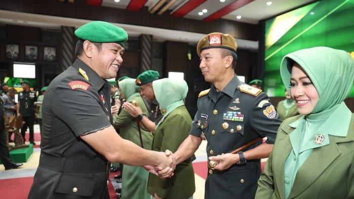 Mayor Jenderal TNI Putranto Gatot Sri Handoyo bersalaman KSAD Jenderal Maruli Simanjuntak dalam serah terima jabatan Komandan Pusat Kesenjataan rtileri Medan di 21 April 2024.