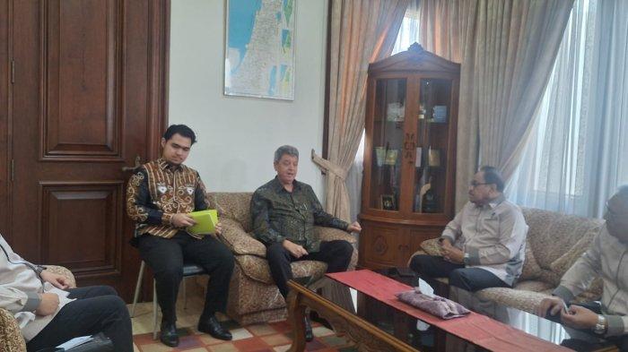 UMI - Rektor UMI, Prof. Dr. H. Hambali Thalib, SH., MH., silaturrahmi dengan Duta Besar Palestina untuk Indonesia, Dr. H.E. Zuhair Al-Shun., di Kantor Kedutaan Besar Palestina, Jl. Ki Mangunsarkoro Jakarta Pusat Rabu (11/6/2025).