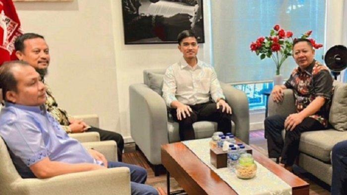 Rusdi Masse dan Kaesang Pangarep belakangan ini sangat intens.
Bahkan, RMS, singkat populer Rusdi Masse, mengawal putra presiden RI ke-7, Joko Widodo ini saat kampanye akbar di Sulawesi Selatan.