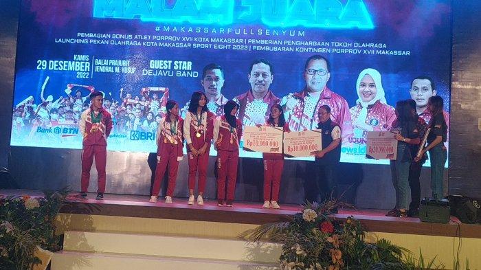 Ratusan Atlet kontingen Makassar di Porprov Sulsel 2022 di Sinjai-Bulukumba menerima bonus di Balai Jenderal M Jusuf, Kamis (29/12/2022). Penyerahan bonus ini dihadiri Wali Kota Makassar Danny Pomanto dan Ketua KONI Makassar Ahmad Susanto.