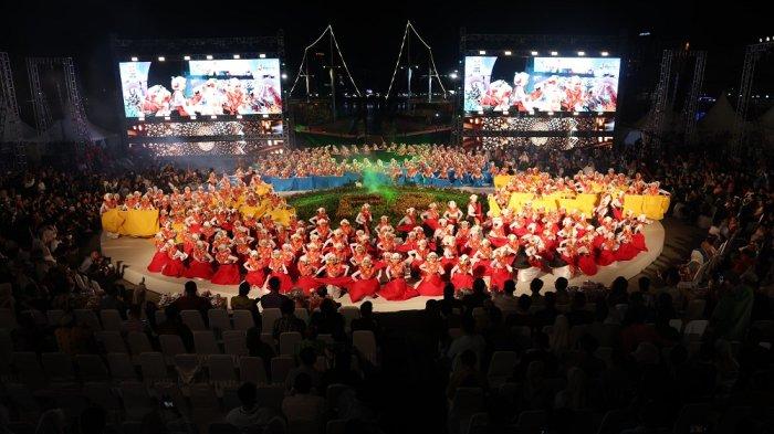 Ratusan siswa membawakan tarian kolosal saat penutupan Makassar Internasional Eight Festival and Forum (F8) di Panggung Utama F8 Makassar, Minggu (28/7/2024). Upacara penutupan berlangsung meriah dengan menghadirkan beragam pertunjukan seni budaya hingga fashion show dari desainer Internasional.