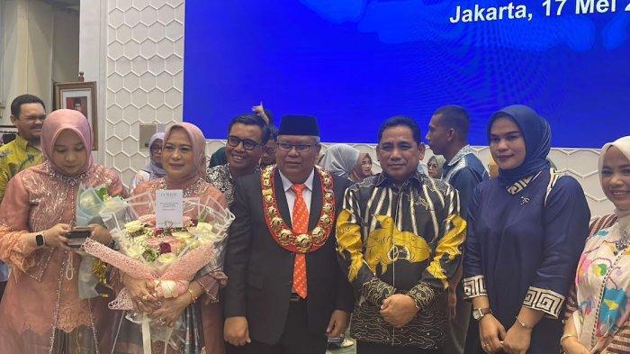 Rektor UNM, Prof Dr Husain Syam bersama dengan Laksamana Madya TNI (Purn) Abdul Rasyid Kacong di acara pelantikan di Gedung A Kementerian Pendidikan, Budaya, dan Riset (Kemendikbud), Jl Jenderal Sudirman, Jakarta, Jumat (17/5/2024).