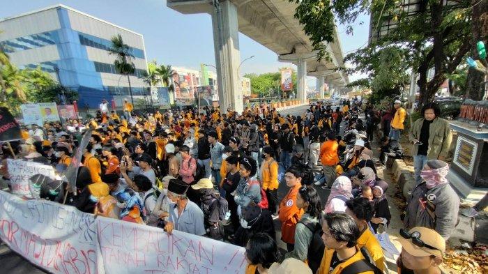 Ribuan mahasiswa Universitas Negeri Makassar (UNM) juga turun ke jalan mengawal putusan Mahkamah Konstitusi (MK) terkait aturan main Pilkada, Kamis (22/8/2024) siang.