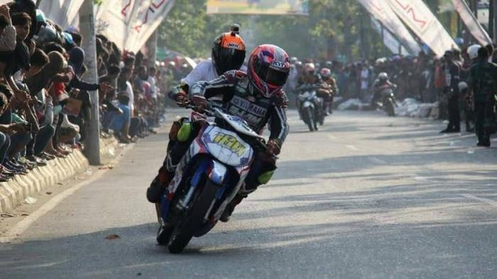 Pemkot Makassar menggandeng Ikatan Motor Indonesia (IMI) Sulsel dan Komite Nasional Olahraga Indonesia (KONI) Makassar berencana menggelar Road Race dengan mengajak pemuda Makassar yang hobi balap liar