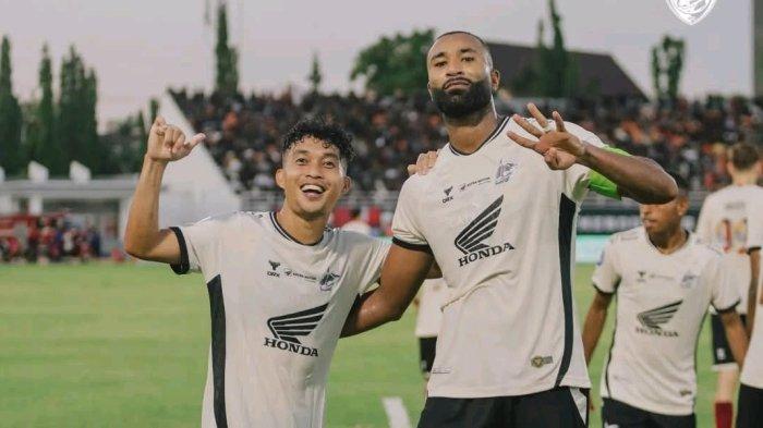 SAMA KUAT - Bek PSM Makassar, Yuran Fernandes dan gelandang PSM Makassar, Akbar Tanjung selebrasi usai bobol gawang Borneo FC di Stadion Segiri, Samarinda, Kalimantan Timur, Jumat (18/4/2025). PSM 1-1 Borneo.