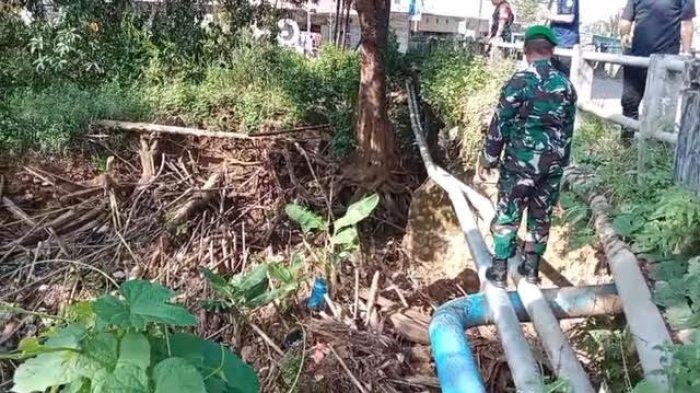 SAMPAH MENUMPUK – Tumpukan kayu dan ranting pohon memenuhi aliran Sungai Diccekang, Kecamatan Moncongloe, Kabupaten Maros. Kondisi ini menghambat aliran air dan berpotensi menyebabkan banjir saat hujan deras.