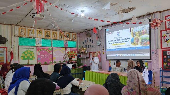 TIM ADIWIYATA - Kepala SDI Malengkeri I Wiantik Aksari Basri sambutan di pertemuan rapat dinas program adiwiyata di Makassar, beberapa waktu lalu. SDI Malengkeri I sudah membentuk Tim Adiwiyata dan tim pokja untuk memperkuat internalisasi kesadaran lingkungan hidup.