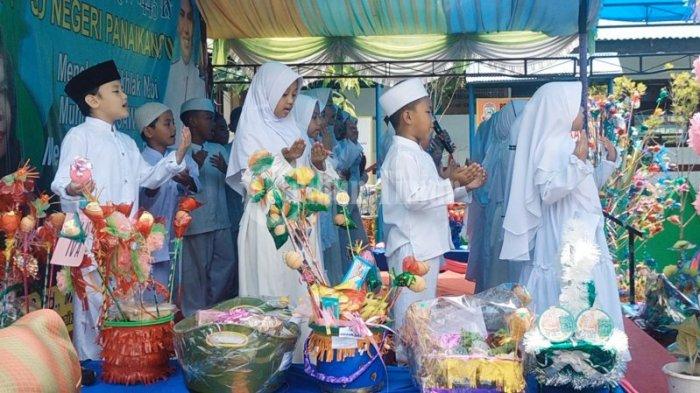 SD Negeri Panaikang II kelas 2, Nufail (kiri) tampil bersama siswa lain dalam pelaksanaan peringatan Maulid Nabi Muhammad SAW 1445 Hijriah yang berlangsung di Halaman sekolah Jl H Athirah 1 Komp. H. Kalla, Karampuang, Panakukkang, Makassar, Kamis (19/10/2023).