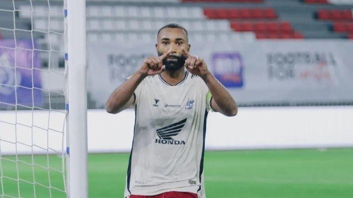 SELEBRASI GOL – Bek PSM Makassar, Yuran Fernandes, merayakan gol ke gawang PSIS Semarang pada pekan 23 Liga 1 2024/2025 di Stadion Jatidiri, Semarang, Jawa Tengah, Minggu (16/2/2025) malam. Yuran Fernandes terpilih sebagai man of the match.