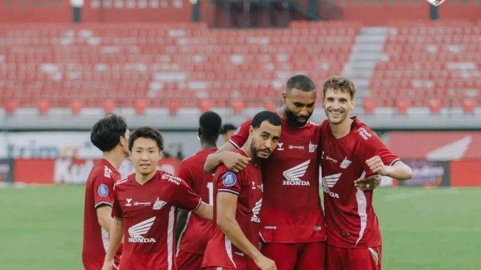 SELEBRASI GOL - Selebrasi gol PSM Makassar usai membobol gawang Persija Jakarta pada pekan 24 Liga 1 2024/2025 di Stadion Kapten I Wayan Dipta, Gianyar, Bali, Minggu (23/2/2025) sore. PSM menang 1-0 atas Persija.