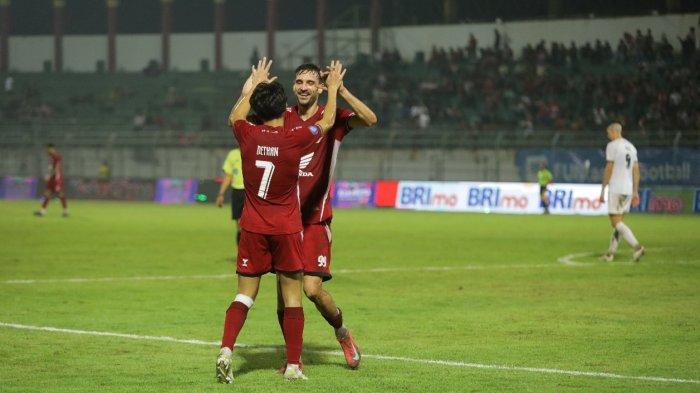 SELEBRASI GOL – Pemain PSM Makassar, Victor Dethan dan Nermin Haljeta selebrasi gol saat lawan Madura United pada pekan 25 Liga 1 2024/2025 di Stadion Gelora Bangkalan, Madura, Jawa Timur, Minggu (2/3/2025) malam. PSM Makassar bisa kembali ke Stadion BJ Habibie saat lawan Persebaya Surabaya pada Jumat (7/3/2025).