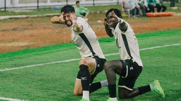 SELEBRASI GOL - Striker PSM Makassar, Matheus Silva dan Balotelli selebrasi gol usai bobol gawang Barito Putera di Stadion Demang Lehman, Banjar, Kalimantan Selatan, Sabtu (17/5/2025) sore. PSM menang 4-1 atas Barito Putera