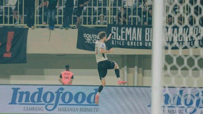 SELEBRASI GOL - Striker PSM Makassar Nermin Haljeta selebrasi usai bobol gawang PSS Sleman di Stadion Maguwoharjo, Sleman, Daerah Istimewa Yogyakarta, Sabtu (3/5/2025) malam. PSM 1-2 PSS.