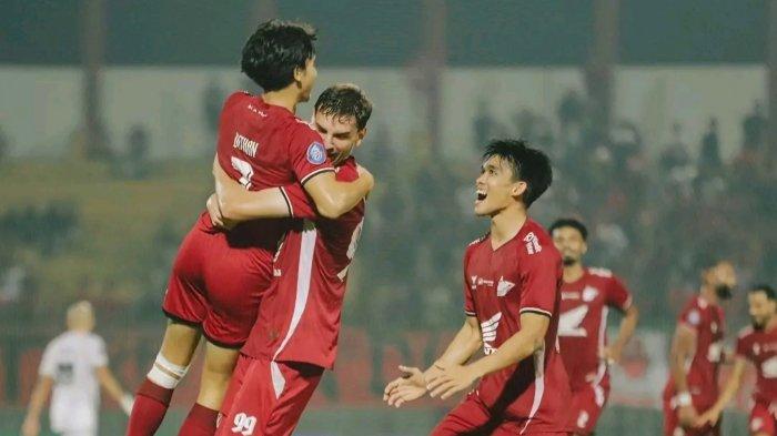 SELEBRASI PEMAIN – Pemain PSM Makassar, Nermin Haljeta, Victor Dethan dan Rizky Eka merayakan gol ke gawang Madura United pada pekan 25 Liga 1 2024/2025 di Stadion Gelora Bangkalan, Madura, Jawa Timur, Minggu (2/3/2025) malam. PSM Makassar persembahkan kemenangan untuk Bernardo Tavares.