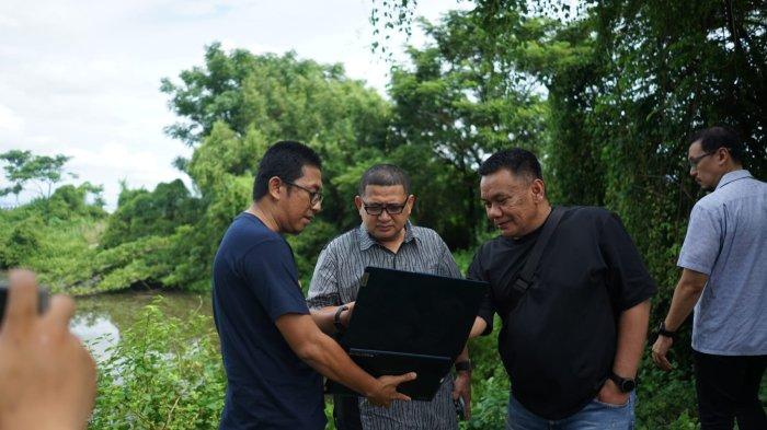 STADION MAKASSAR - Wali Kota Makassar Munafri Arifuddin mengajak PT Jakarta Propertindo (JakPro) Iwan Takwin meninjau lahan di Kelurahan Untia, Kecamatan Biringkanaya, Sabtu (8/3/2025). Lahan ini rencananya digunakan untuk pembangunan stadion di Kota Makassar.