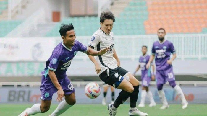 SUSUNAN PEMAIN - Gelandang PSM Makassar, Daisuke Sakai saat melawan pemain Persita Tangerang pada pekan 17 Liga 1 2024/2025 di Stadion Pakansari, Bogor, Jawa Barat, Minggu (29/12/2024). Daisuke Sakai kemungkinan absen digantikan Akbar Tanjung saat PSM Makassar vs Persita di laga pamungkas Liga 1 musim ini di Stadion BJ Habibie, Parepare, Jumat (23/5/2025).
