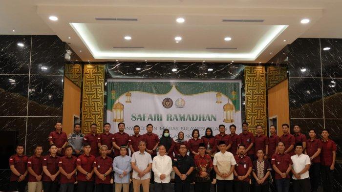 SAFARI RAMADAN - Kepala Kantor Wilayah Direktorat Jenderal Imigrasi Sulawesi Selatan (Kakanwil Ditjenim Sulsel), Friece Sumolang safari Ramadan 1446 H ke Kantor Imigrasi Kelas II Non TPI Palopo, Jumat (14/3/2025). Kunjungan ini menjadi bagian dari upaya mempererat silaturahmi sekaligus meningkatkan semangat keagamaan di lingkungan kerja.