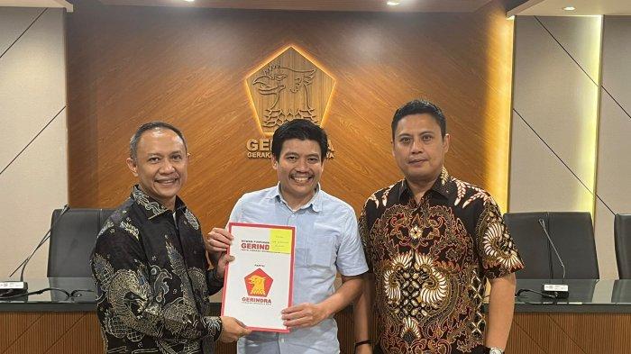 Bakal calon Bupati Selayar, H. Muh Natsir Ali, kembali mendapatkan rekomendasi dari Partai Gerindra. Penyerahan rekomendasi ini dilakukan Rabu (24/7) malam di Jakarta oleh Sekretaris DPC Selayar dan Ketua DPW Sulsel, Andi Iwan Aras.