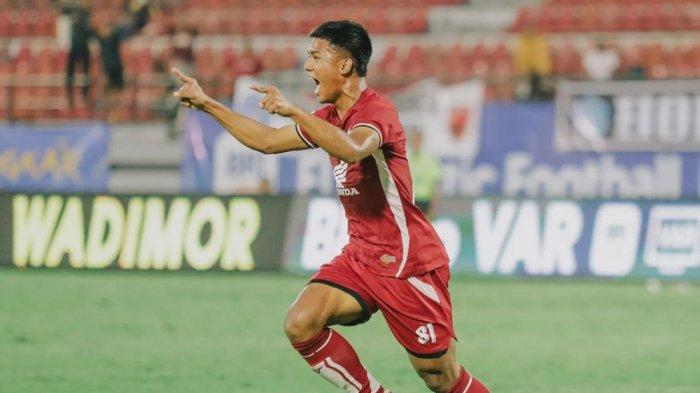 Selebrasi Abdul Rahman usai mencetak gol kemenangan bagi PSM Makassar lawan PSBS Biak di pekan kedua Liga 1 2024/2025 di Stadion I Wayan Dipta, Gianyar, Jumat (16/8/2024) sore.