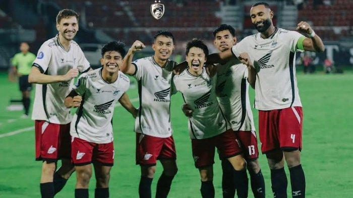 Selebrasi PSM Makassar saat lawan Bali United pada pekan 13 Liga 1 2024/2025 di Stadion Kapten I Wayan Dipta, Gianyar, Bali, Sabtu (7/12/2024) malam.