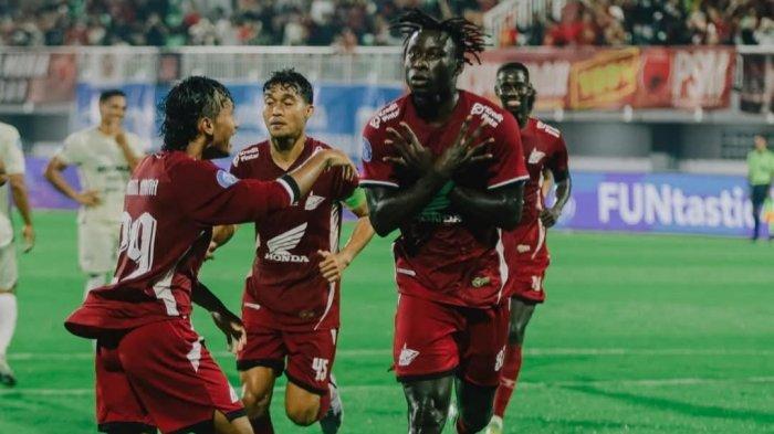 PSM MENANG - Selebrasi gol striker PSM Makassar, Balotelli saat lawan Persita Tangerang di Stadion BJ Habibie, Parepare, Jumat (23/5/2025) malam. PSM menang 1-0 atas Persita.