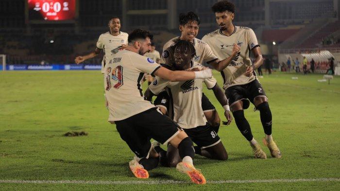 Selebrasi striker PSM Makassar, Balotelli saat melawan Persis Solo pada pekan 18 Liga 1 2024/2025 di Stadion Manahan, Solo, Jawa Tengah, Senin (13/1/2025).